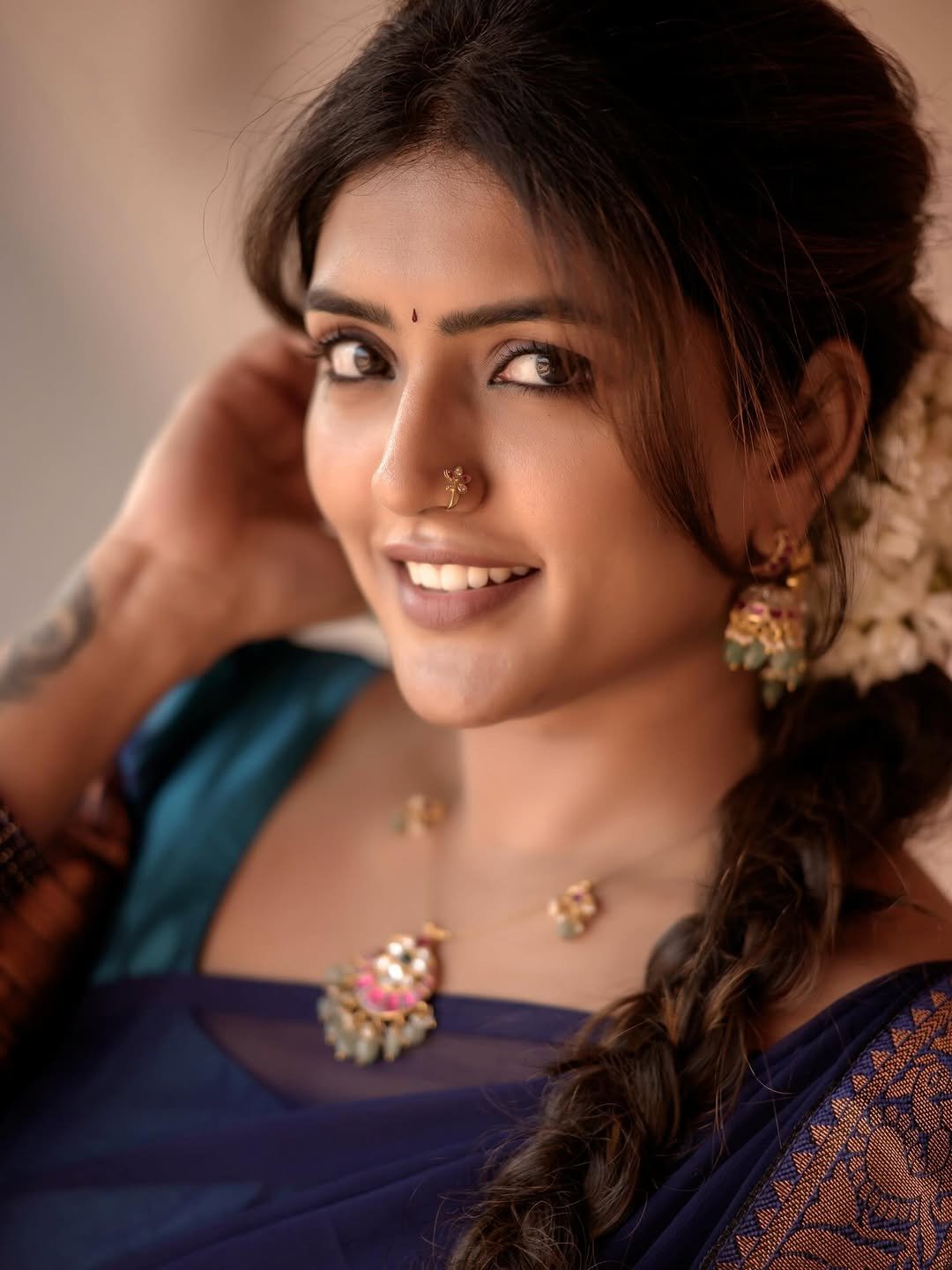 Eesha Rebba Blue Saree Photoshoot – Elegant Traditional Look (12)