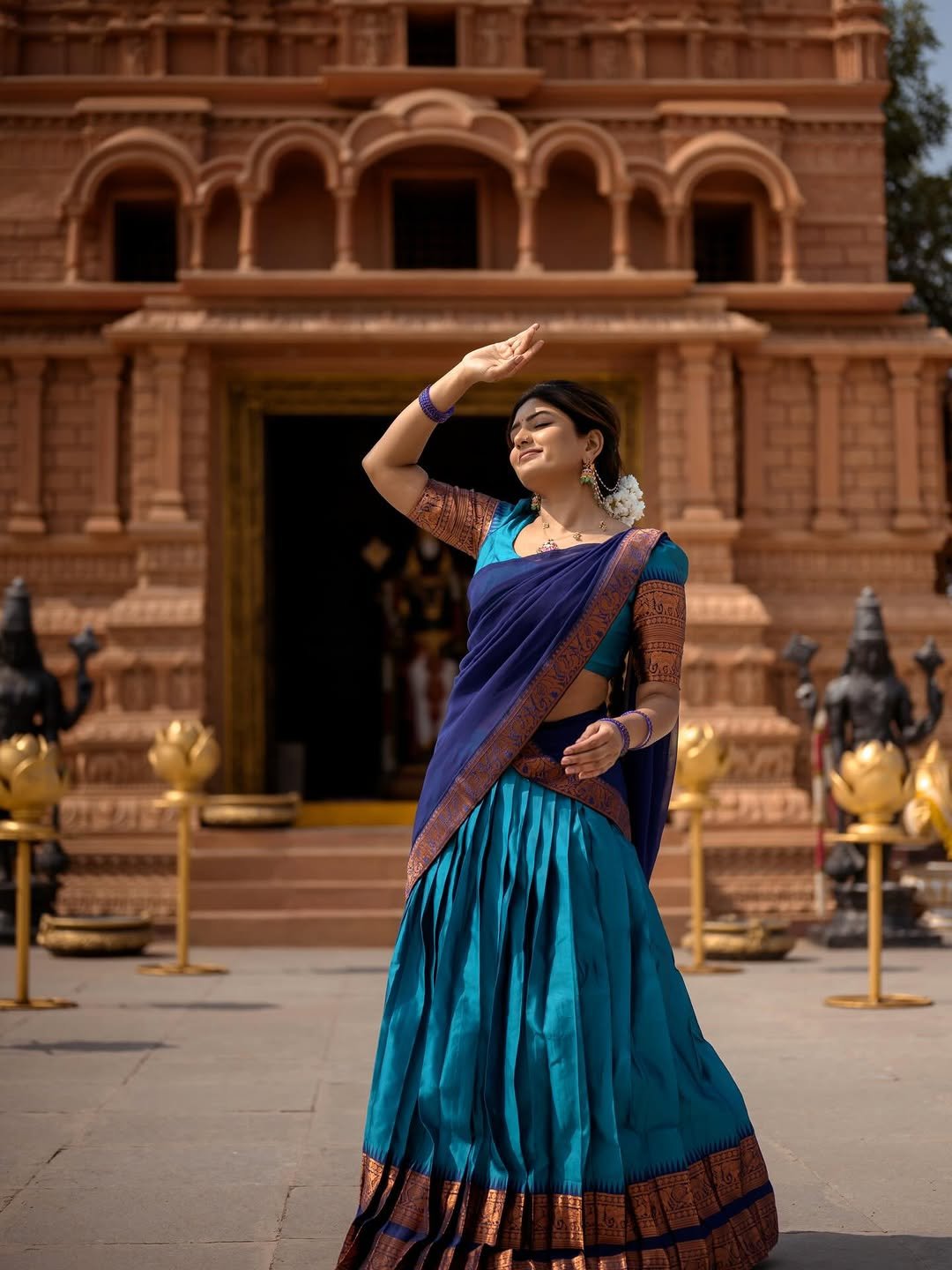 Eesha Rebba Blue Saree Photoshoot – Elegant Traditional Look (13)