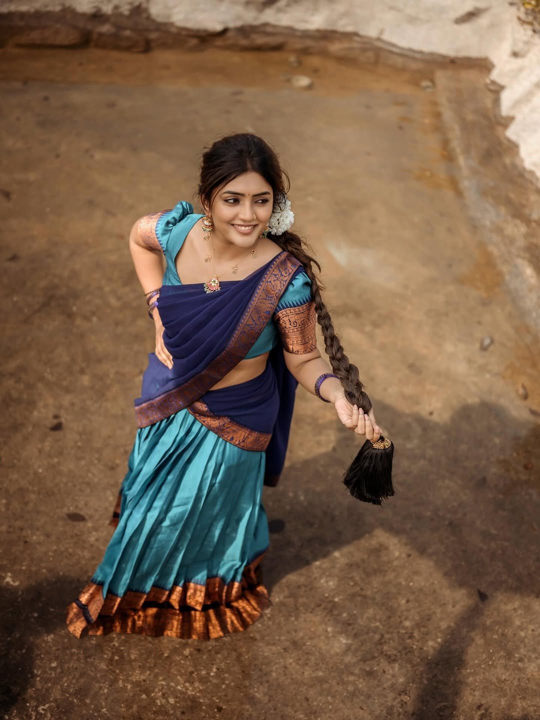 Eesha Rebba Blue Saree Photoshoot – Elegant Traditional Look (4)