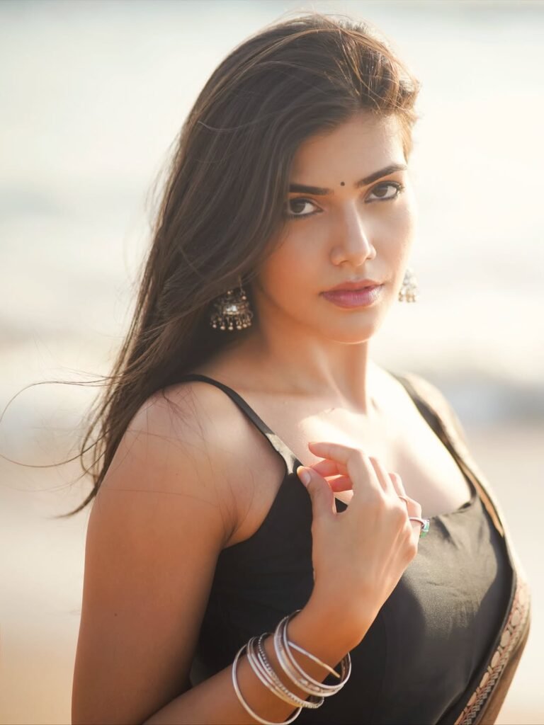 Juhi Vyas Beachside Black Saree Photoshoot – Stunning HD Images (1)