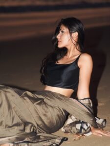 Juhi Vyas Beachside Black Saree Photoshoot – Stunning HD Images (10)