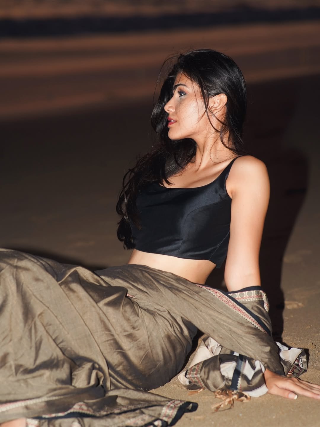 Juhi Vyas Beachside Black Saree Photoshoot – Stunning HD Images (10)