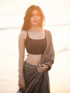 Juhi Vyas Beachside Black Saree Photoshoot – Stunning HD Images (11)