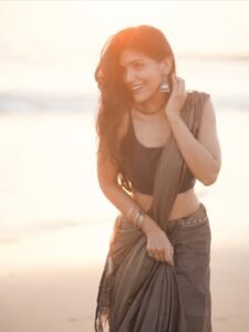 Juhi Vyas Beachside Black Saree Photoshoot – Stunning HD Images (12)