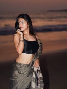 Juhi Vyas Beachside Black Saree Photoshoot – Stunning HD Images (13)