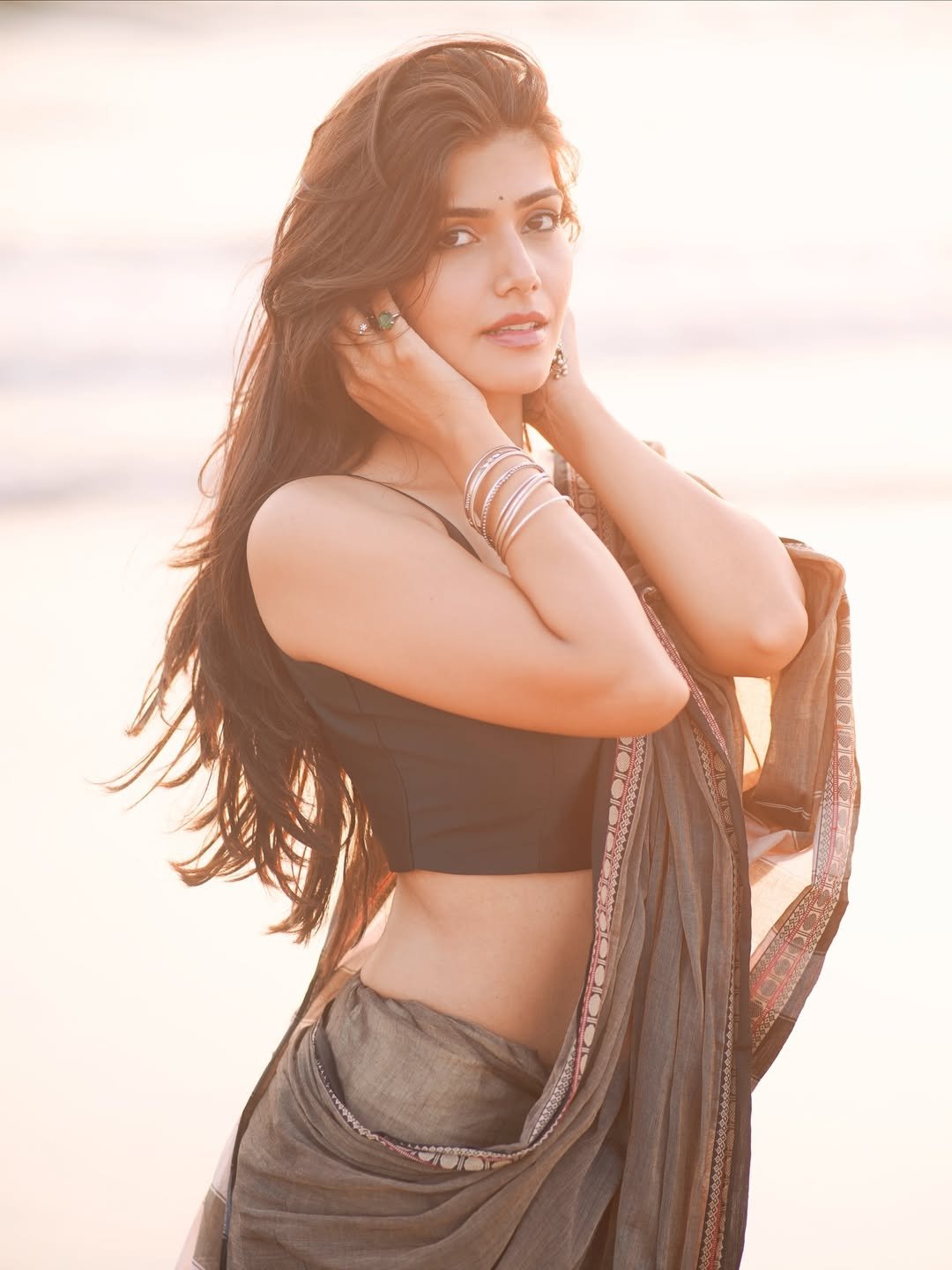 Juhi Vyas Beachside Black Saree Photoshoot – Stunning HD Images (14)