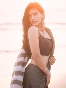 Juhi Vyas Beachside Black Saree Photoshoot – Stunning HD Images (15)