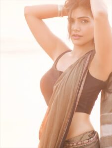 Juhi Vyas Beachside Black Saree Photoshoot – Stunning HD Images (2)