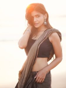 Juhi Vyas Beachside Black Saree Photoshoot – Stunning HD Images (3)