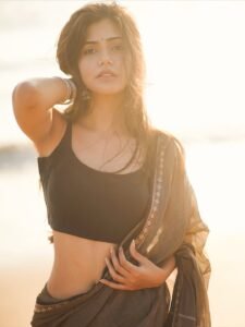 Juhi Vyas Beachside Black Saree Photoshoot – Stunning HD Images (4)