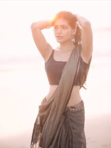 Juhi Vyas Beachside Black Saree Photoshoot – Stunning HD Images (5)