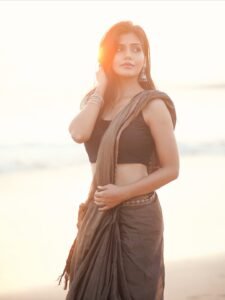 Juhi Vyas Beachside Black Saree Photoshoot – Stunning HD Images (6)