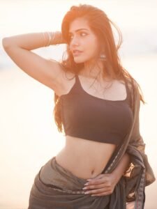 Juhi Vyas Beachside Black Saree Photoshoot – Stunning HD Images (7)