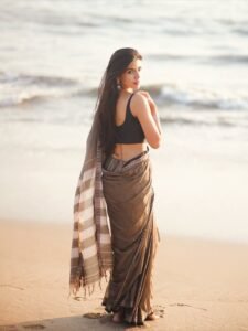 Juhi Vyas Beachside Black Saree Photoshoot – Stunning HD Images (8)