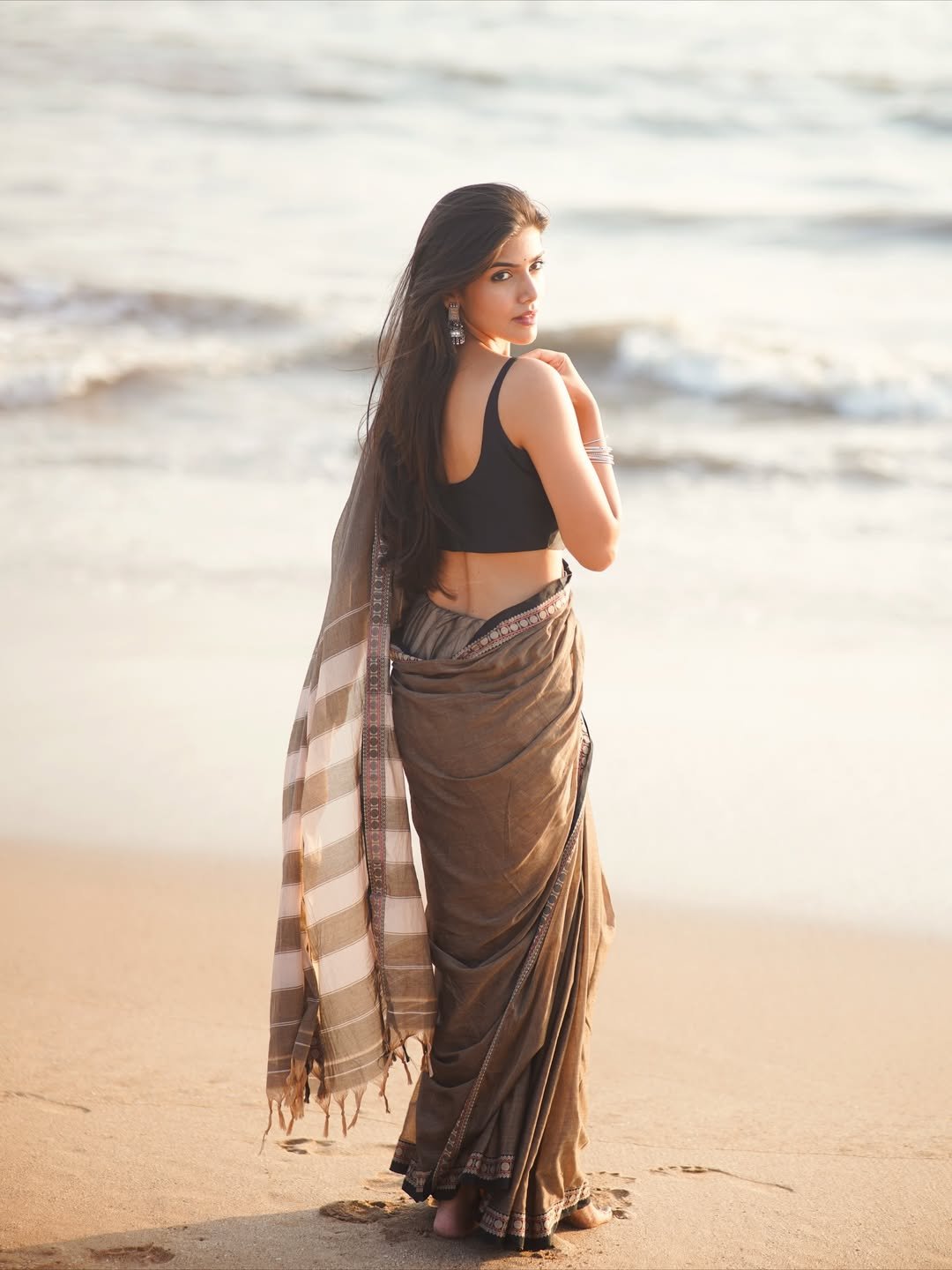 Juhi Vyas Beachside Black Saree Photoshoot – Stunning HD Images (8)