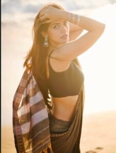 Juhi Vyas Beachside Black Saree Photoshoot – Stunning HD Images (9)
