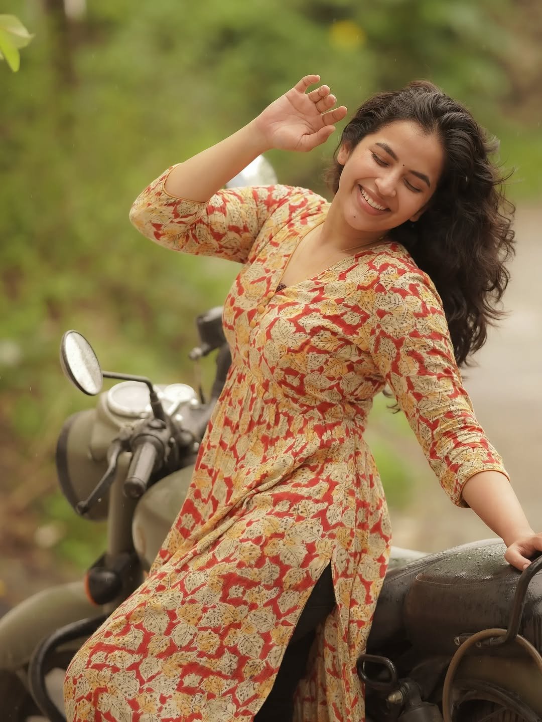 Komalee Prasad Casual Outfit Photos – Elegant & Effortless (1)