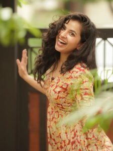 Close-up of Komalee with low ponytail and woven tote bag