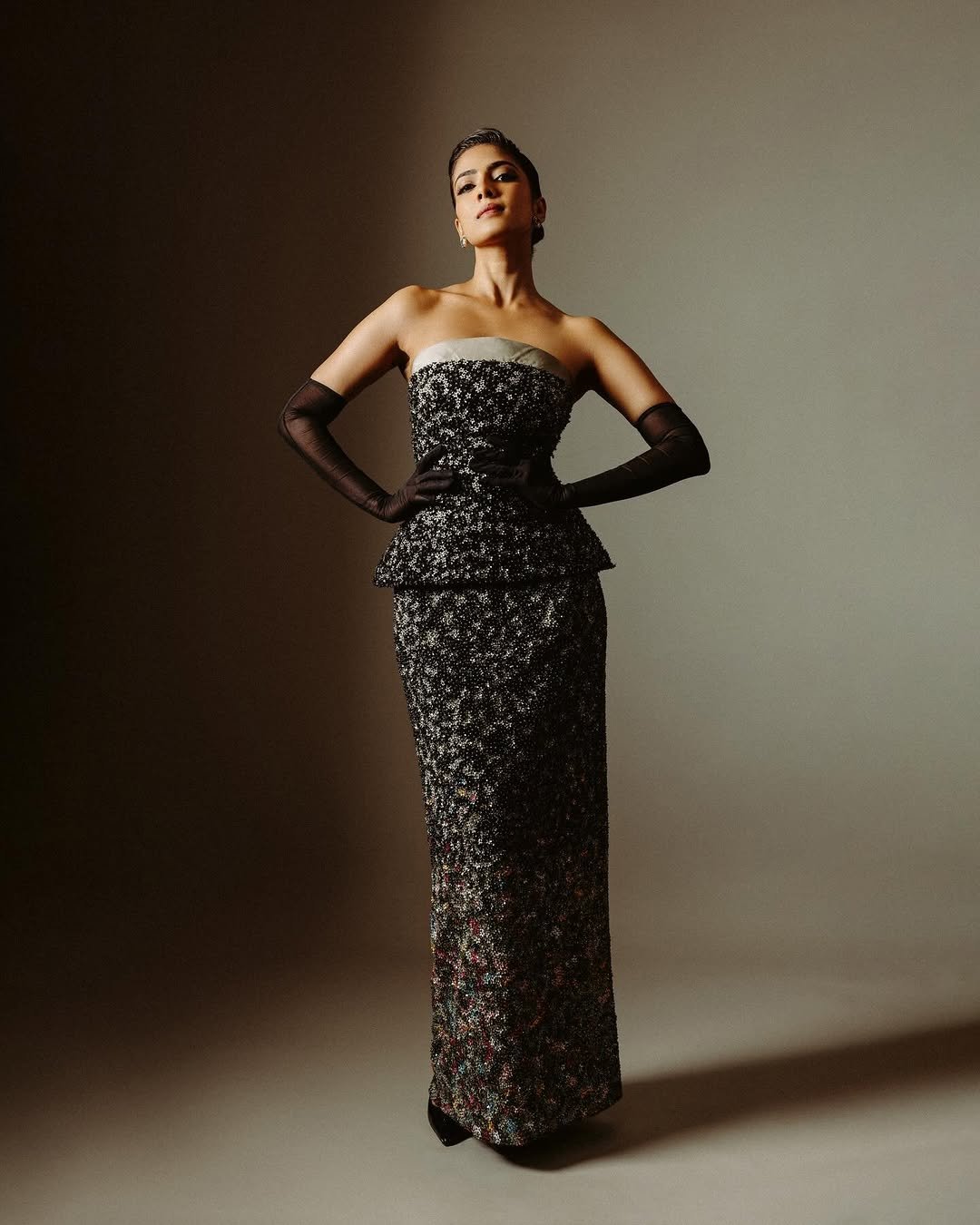 Malavika Mohanan Glamorous Black Dress Photos – New HD Pics Gallery (2)