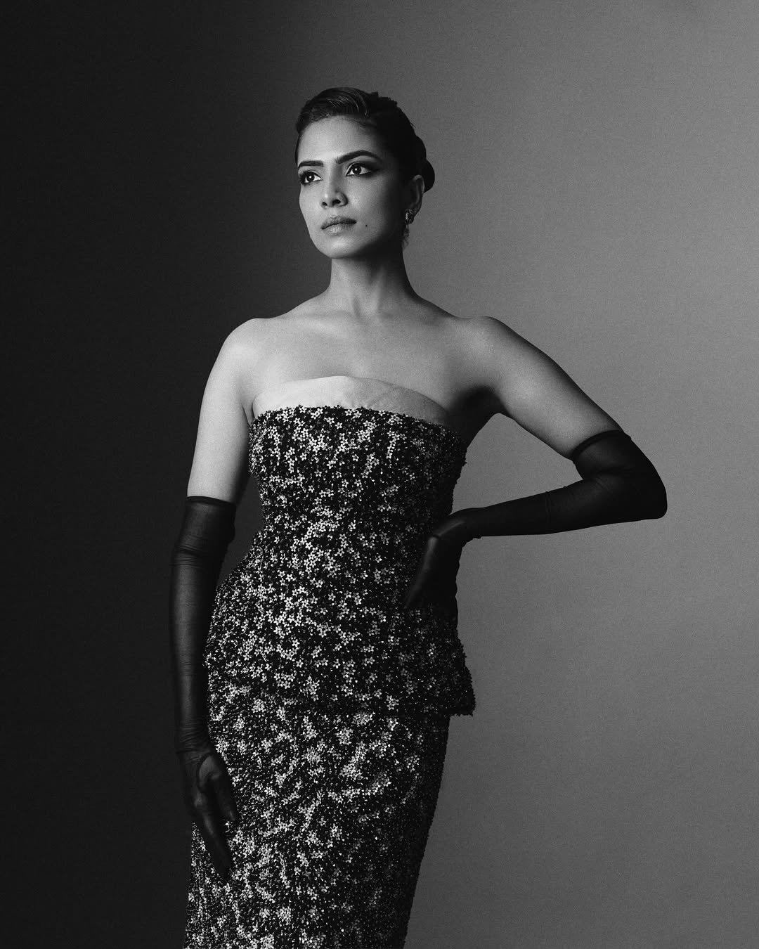 Malavika Mohanan Glamorous Black Dress Photos – New HD Pics Gallery (7)