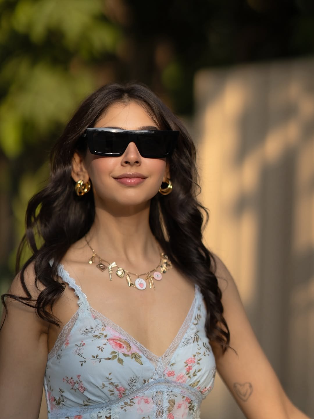 Niti Taylor Looks Effortlessly Beautiful in a Floral Dress – Latest Photos (10)