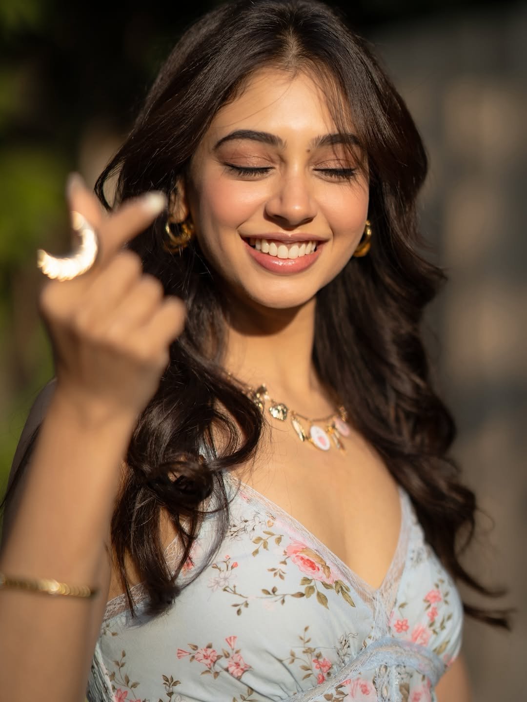 Niti Taylor Looks Effortlessly Beautiful in a Floral Dress – Latest Photos (12)