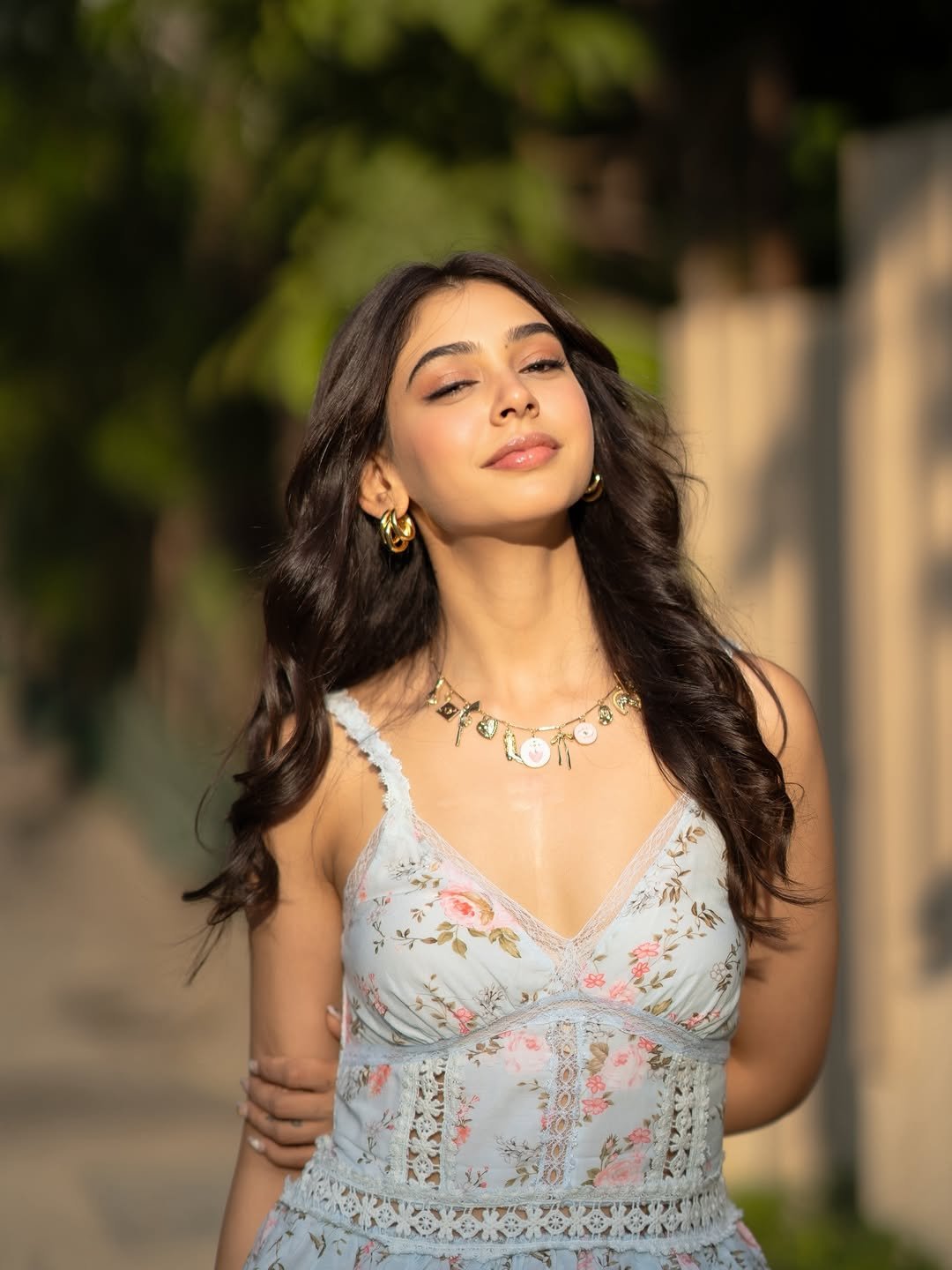 Niti Taylor Looks Effortlessly Beautiful in a Floral Dress – Latest Photos (2)