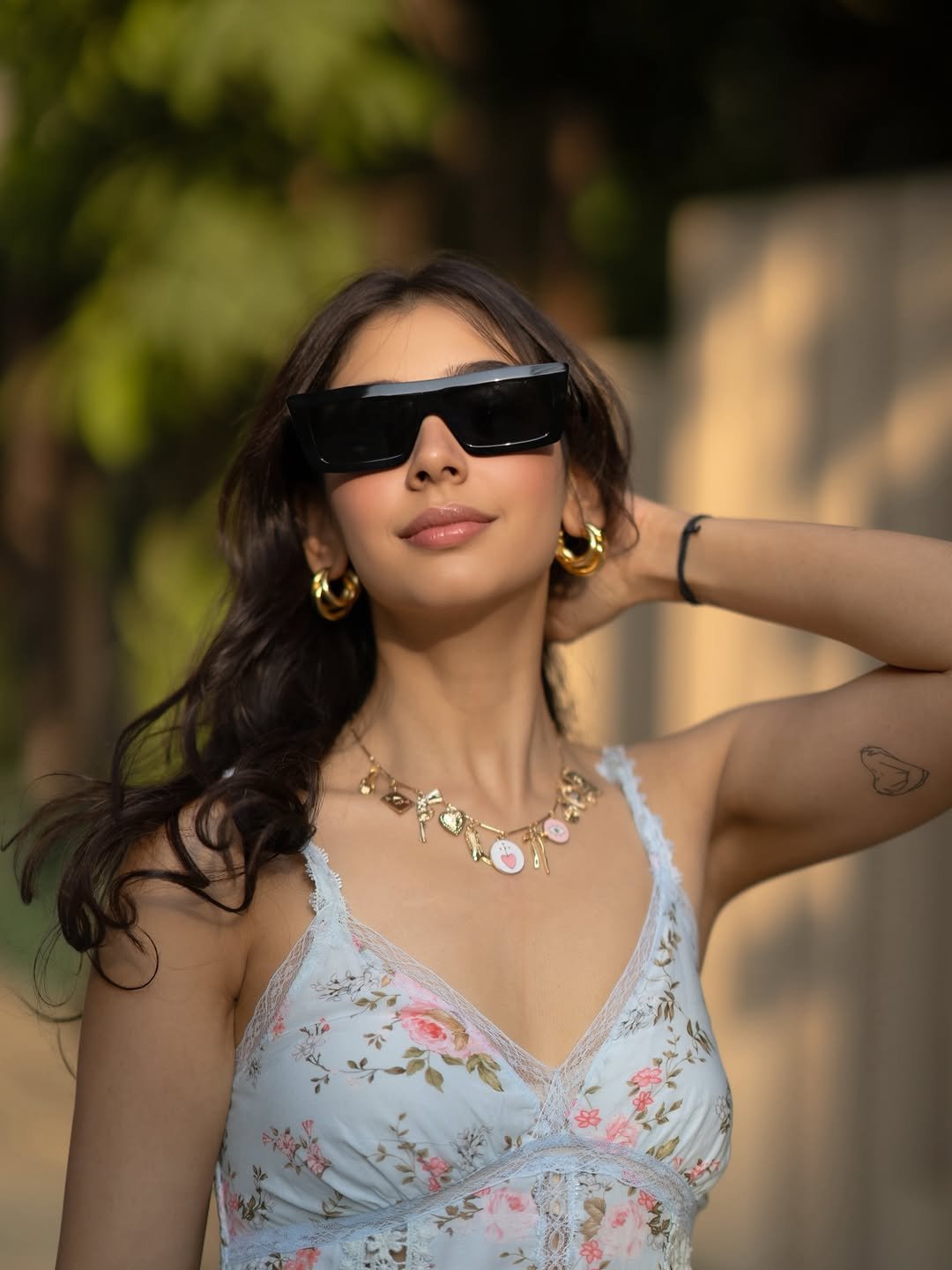 Niti Taylor Looks Effortlessly Beautiful in a Floral Dress – Latest Photos (3)