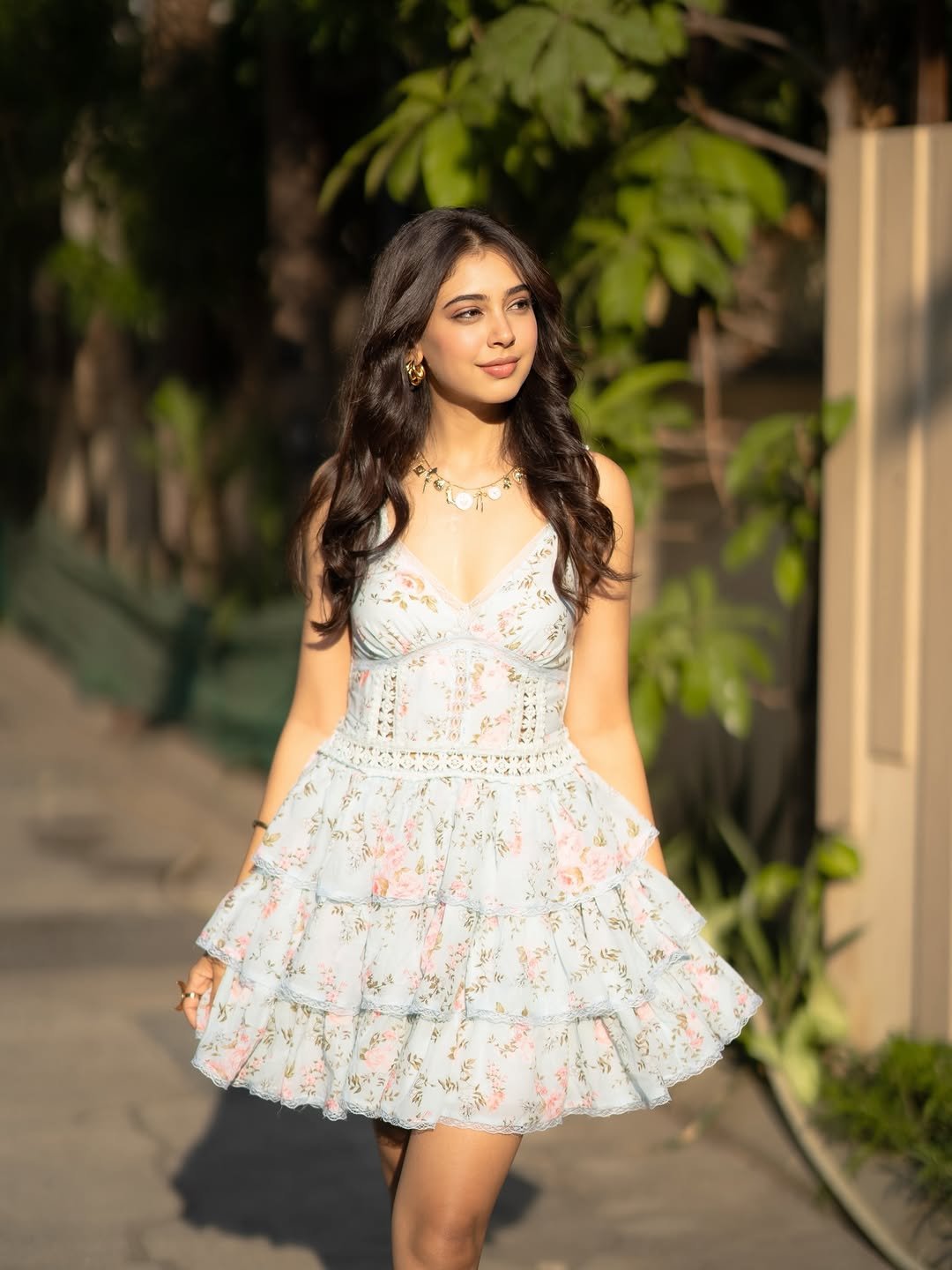 Niti Taylor Looks Effortlessly Beautiful in a Floral Dress – Latest Photos (7)