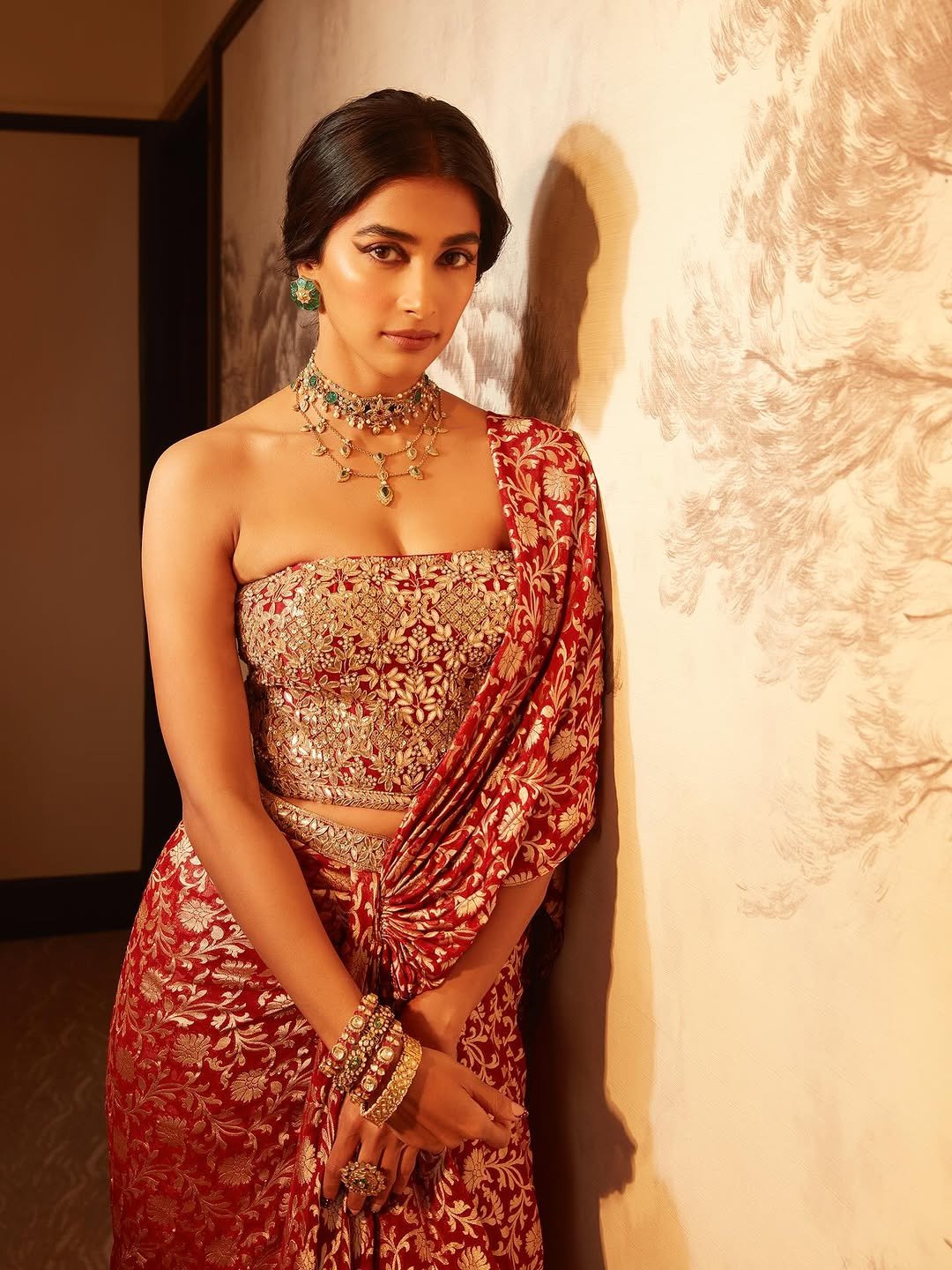 Pooja Hegde Ethnic Avatar in Red & Gold Saree (10)