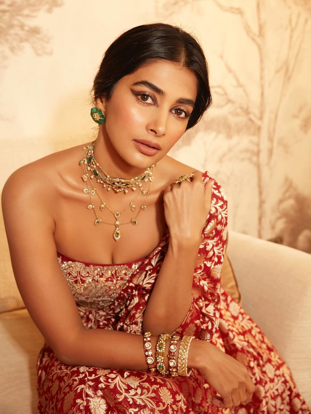 Pooja Hegde Ethnic Avatar in Red & Gold Saree (12)