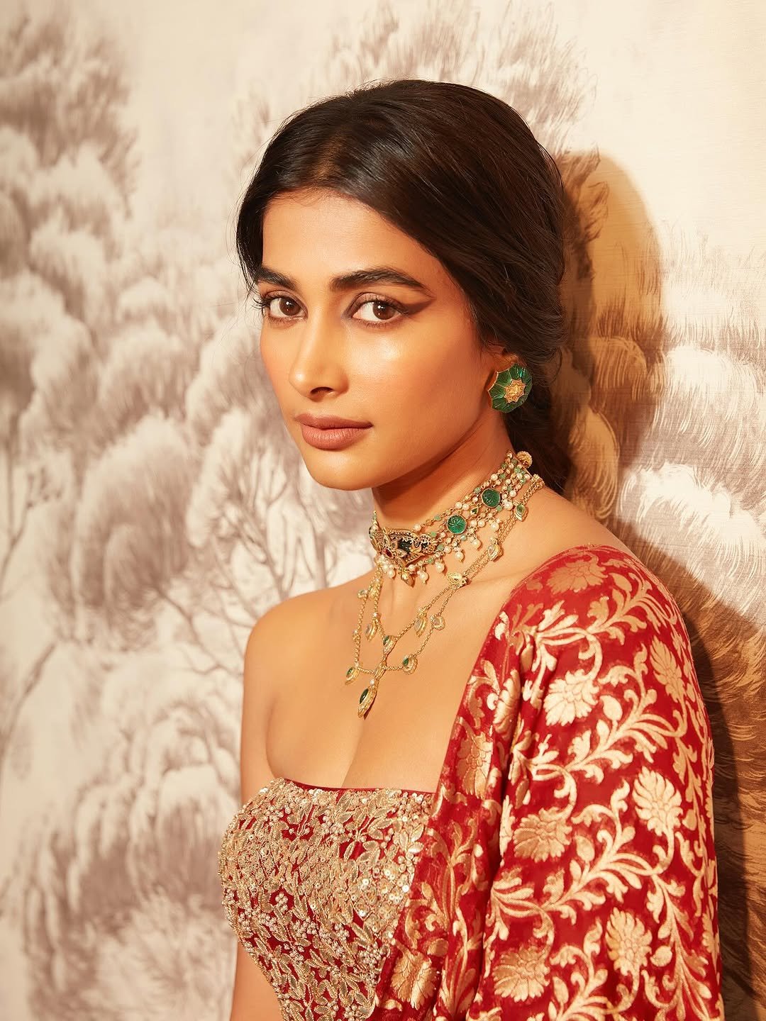 Pooja Hegde Ethnic Avatar in Red & Gold Saree (13)