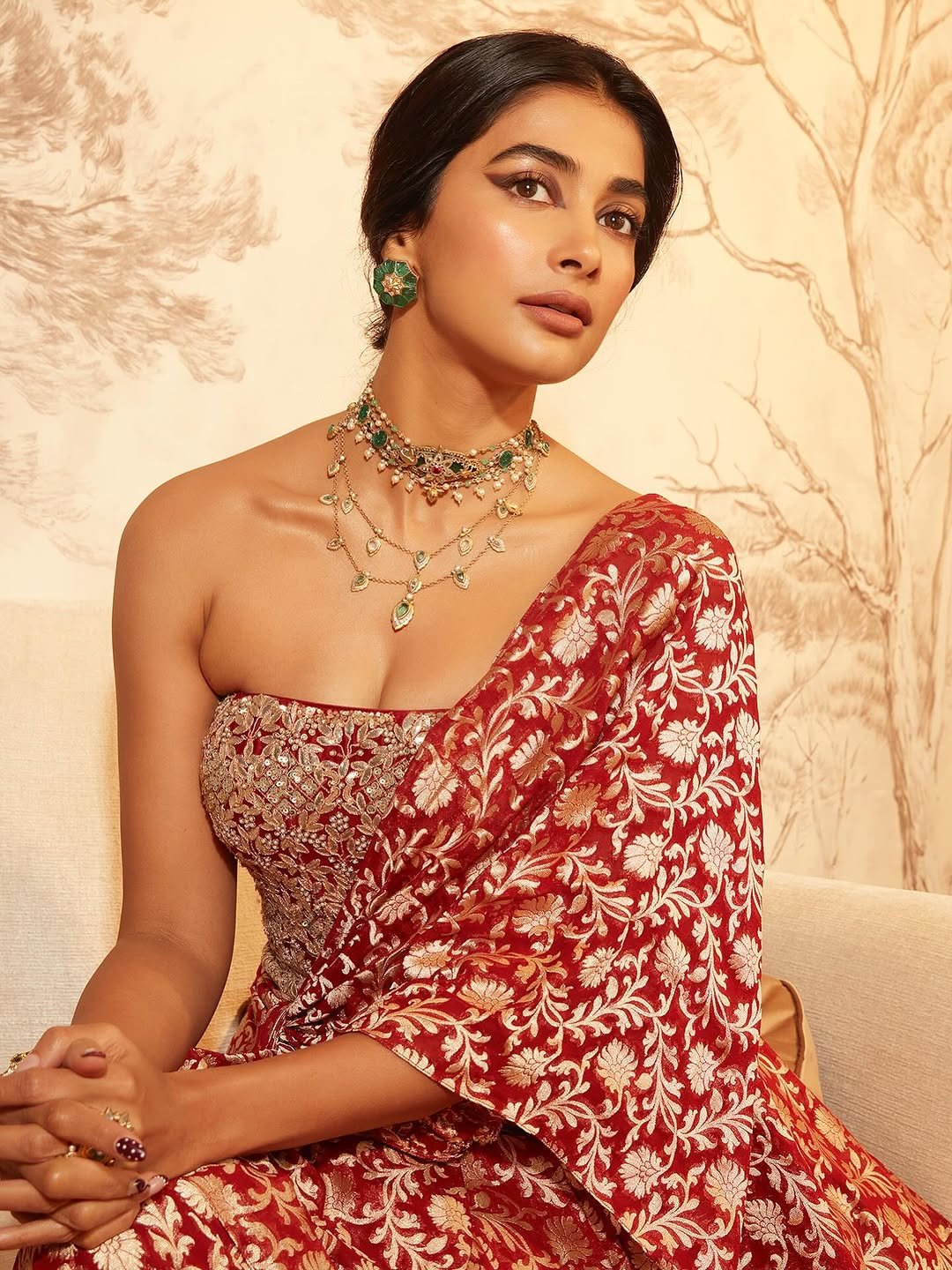 Pooja Hegde Ethnic Avatar in Red & Gold Saree (14)