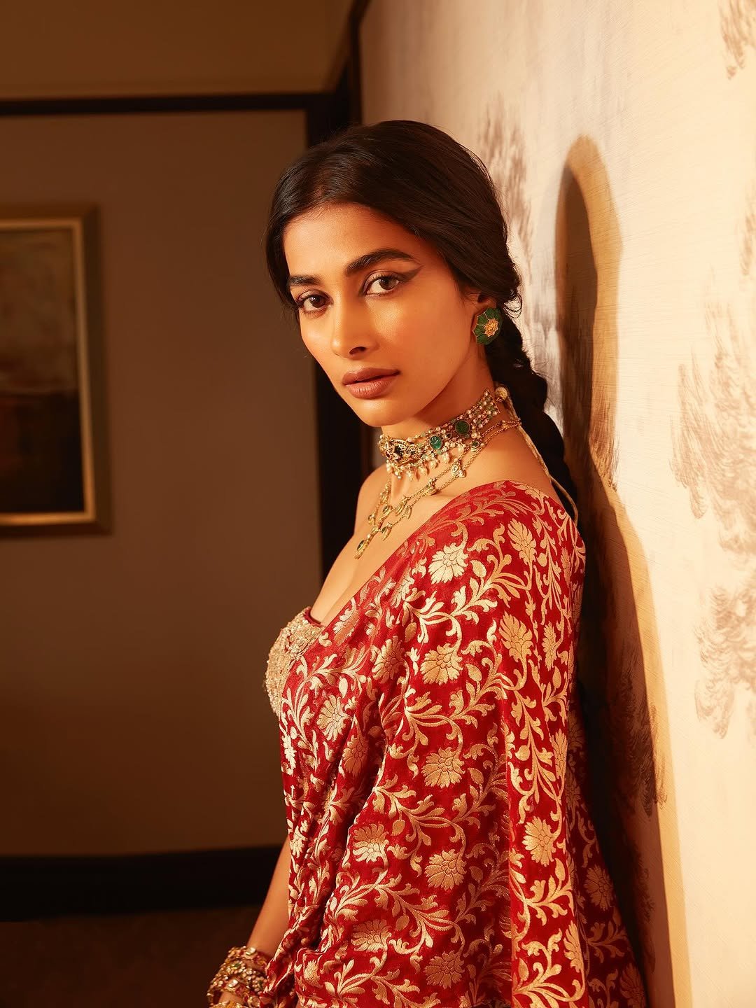 Pooja Hegde Ethnic Avatar in Red & Gold Saree (2)
