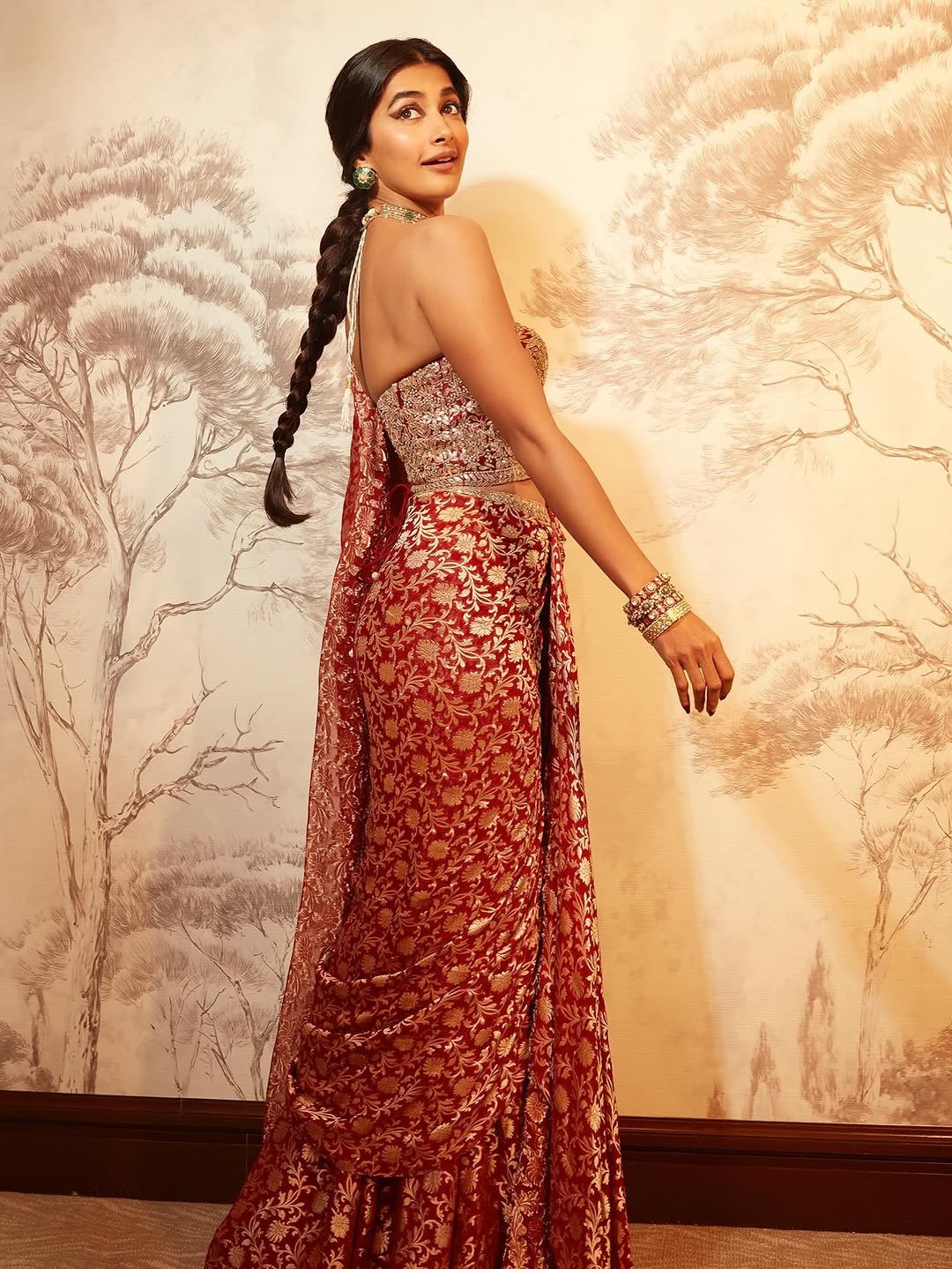 Pooja Hegde Ethnic Avatar in Red & Gold Saree (3)