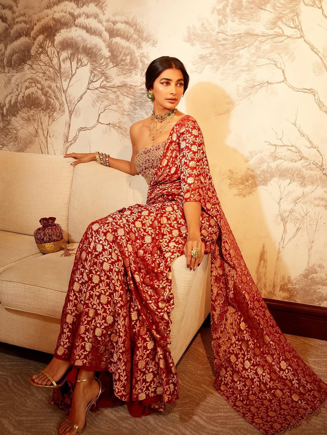 Pooja Hegde Ethnic Avatar in Red & Gold Saree (4)