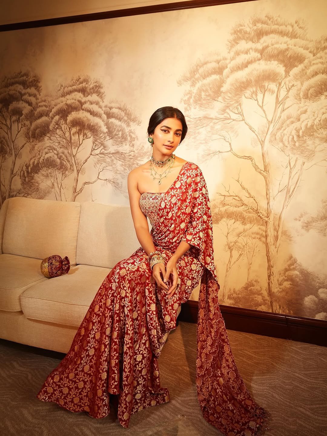 Pooja Hegde Ethnic Avatar in Red & Gold Saree (8)