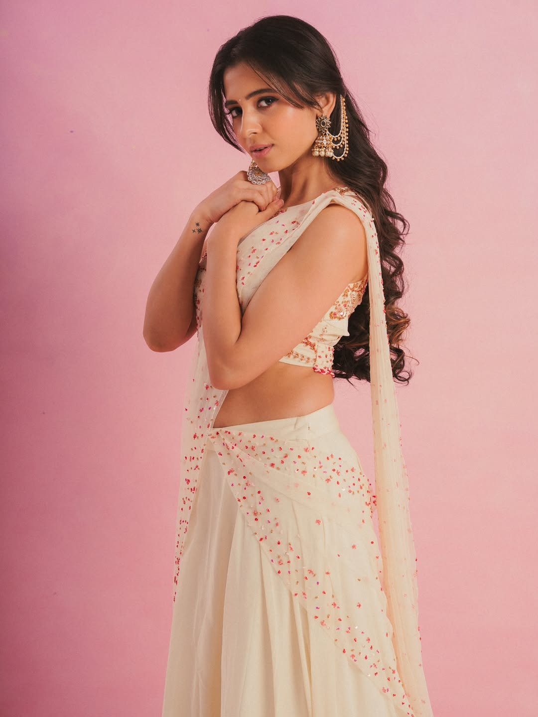 Preethi Asrani Looks Elegant in a White Dress (5)