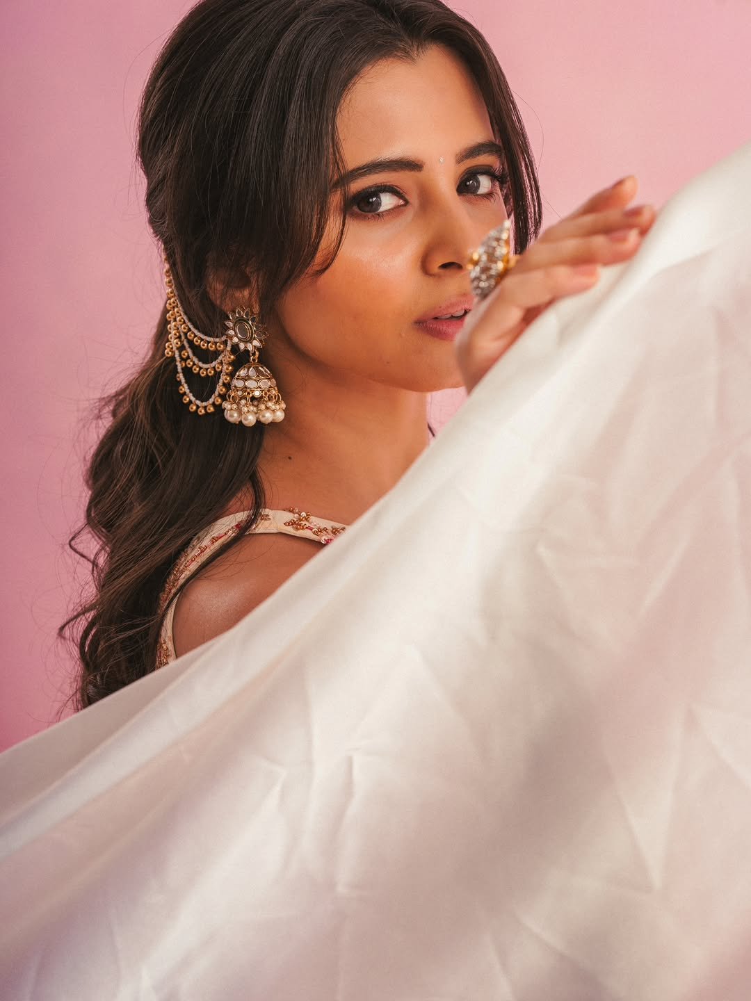 Preethi Asrani Looks Elegant in a White Dress (6)