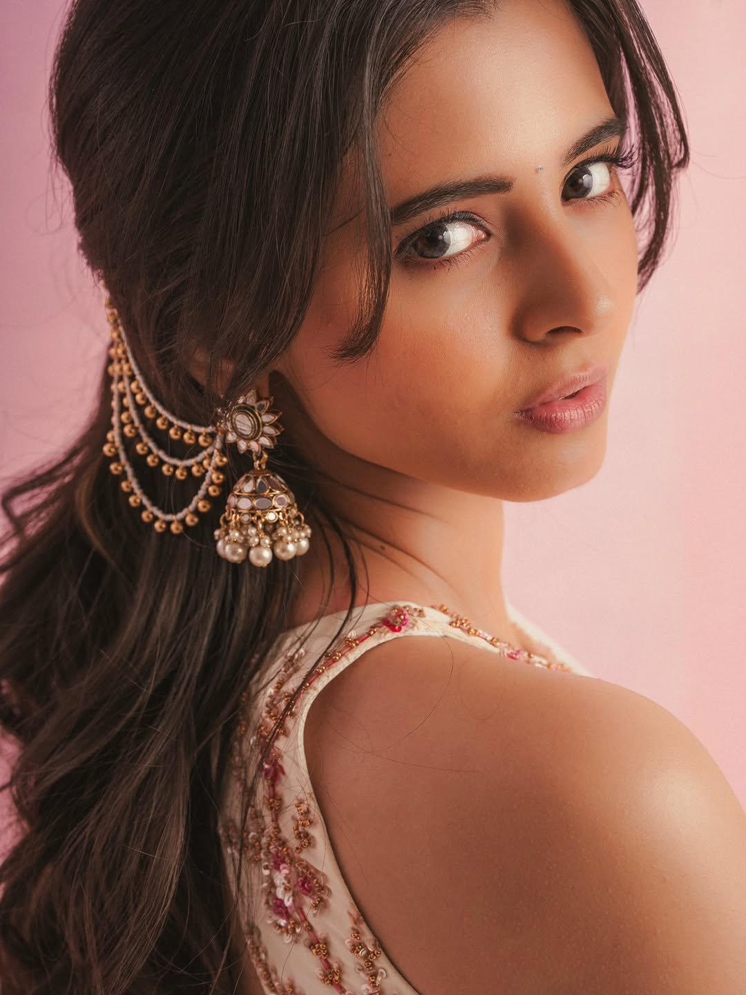 Preethi Asrani Looks Elegant in a White Dress (8)