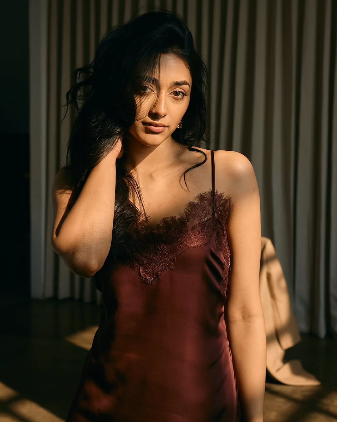 Preity Mukhundhan Stuns in Maroon Dress – Latest Glamorous Photos HD (1)