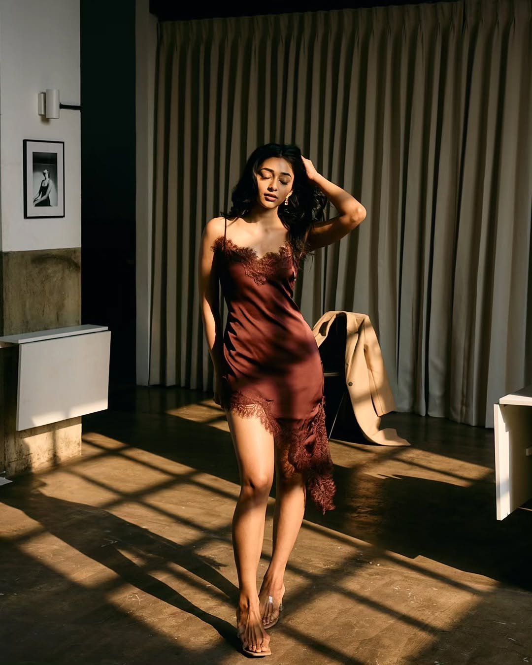 Preity Mukhundhan Stuns in Maroon Dress – Latest Glamorous Photos HD (11)