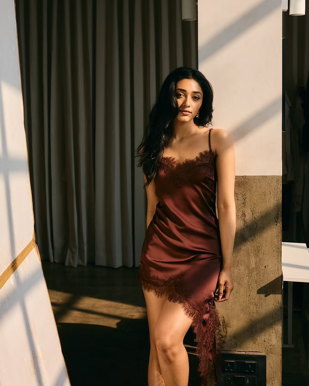 Preity Mukhundhan Stuns in Maroon Dress – Latest Glamorous Photos HD (2)