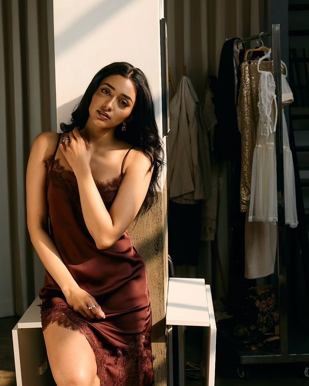 Preity Mukhundhan Stuns in Maroon Dress – Latest Glamorous Photos HD (3)