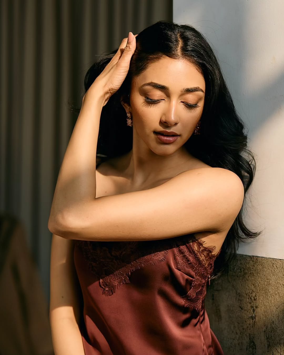 Preity Mukhundhan Stuns in Maroon Dress – Latest Glamorous Photos HD (4)