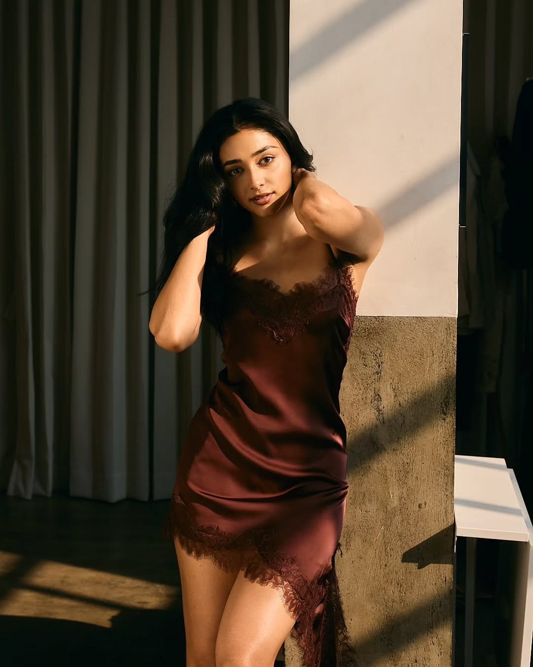 Preity Mukhundhan Stuns in Maroon Dress – Latest Glamorous Photos HD (6)