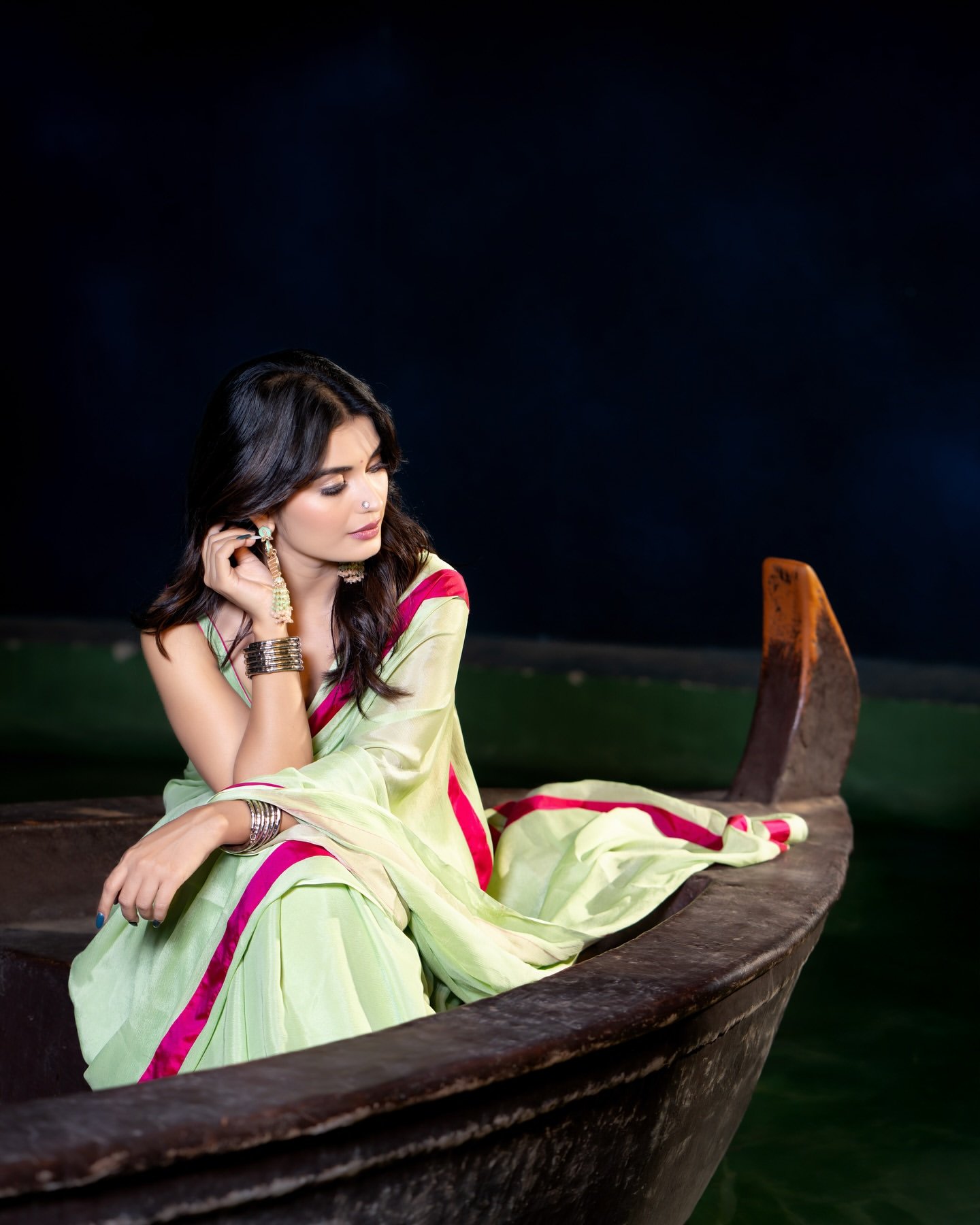 Priyanka Jain Riverside Photoshoot in Green Saree (2)