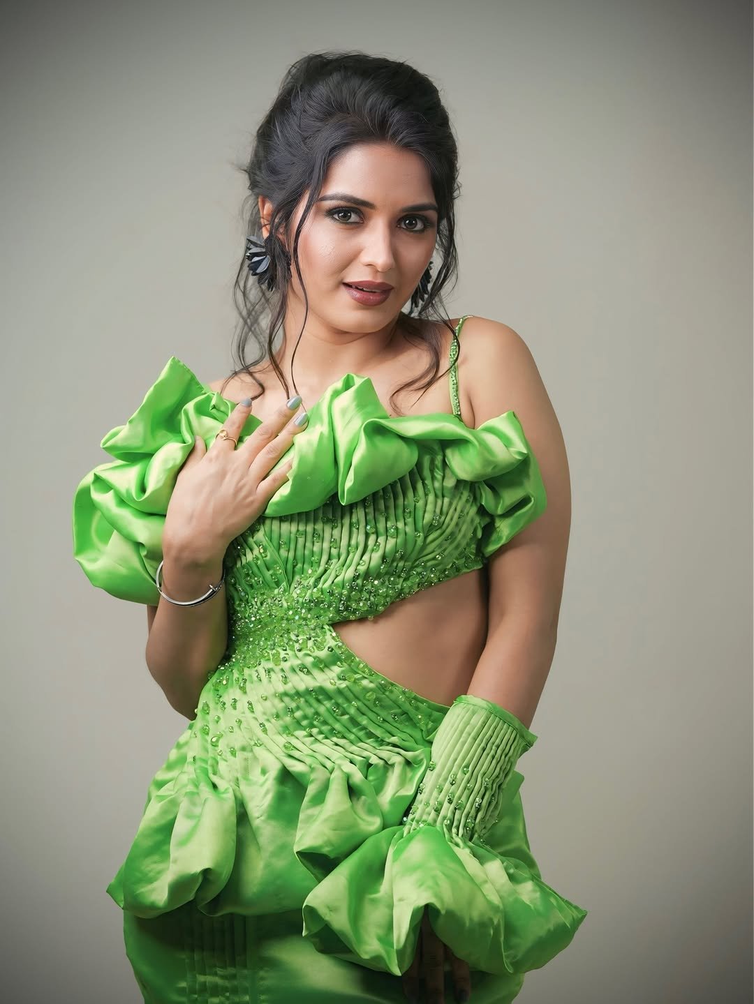 Priyanka Jain in Green Gown – Bold & Stylish Look (13)