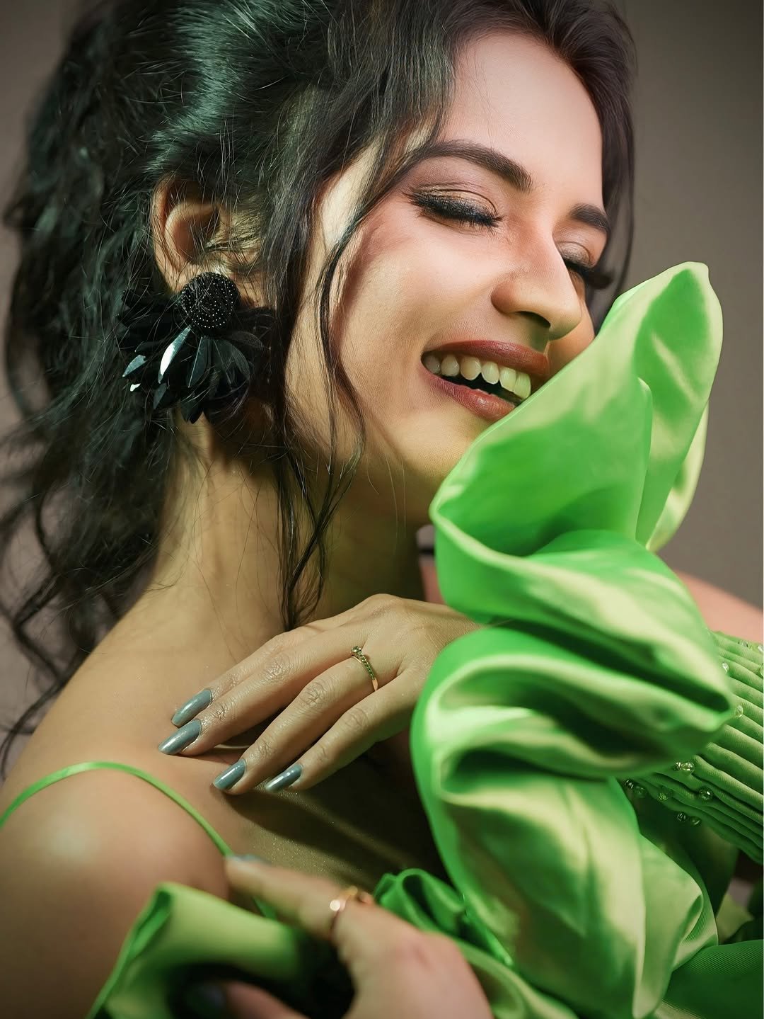 Priyanka Jain in Green Gown – Bold & Stylish Look (3)