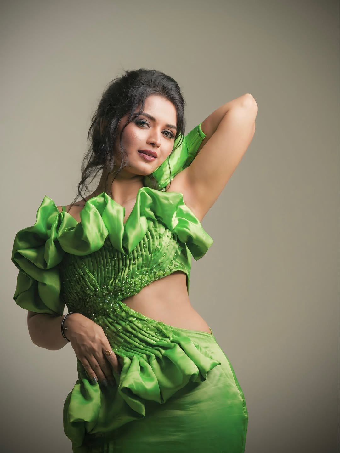 Priyanka Jain in Green Gown – Bold & Stylish Look (5)